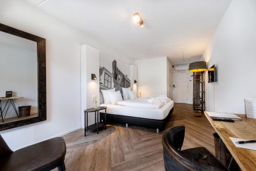a hotel room with a bed and a desk at Broeck Oudewater in Oudewater