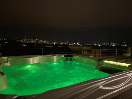 Swimmingpoolen hos eller tæt på Stylish apartment with shared rooftop terrace jacuzzi MK2
