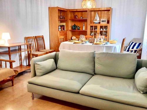 埃里塞拉的住宿－Golden wave，客厅配有沙发和桌子