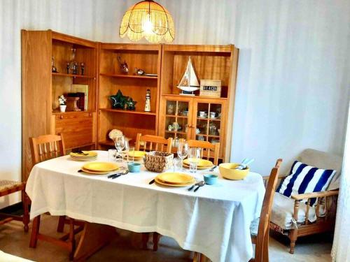 埃里塞拉的住宿－Golden wave，餐桌和白色桌布