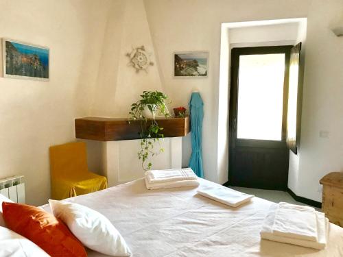 1 dormitorio con cama, ventana y puerta en La Marina Tower Apartment with private sea view terrace, en Vernazza