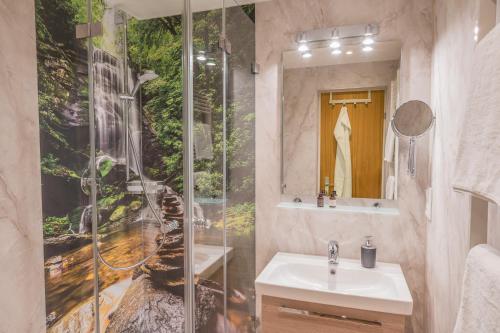 a bathroom with a sink and a shower at Gästehaus Baumgartner in Oberstdorf