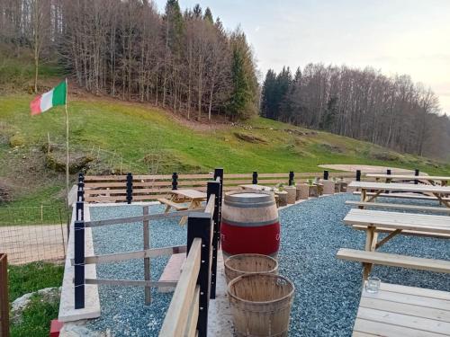 a farm with a barrel and a flag on a hill at Rifugio Cuneck in Velo Veronese