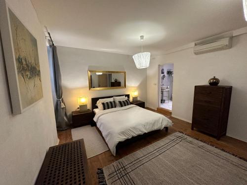 sypialnia z łóżkiem, komodą i lustrem w obiekcie 5c Luxury Apartment Rovinj w Rovinj