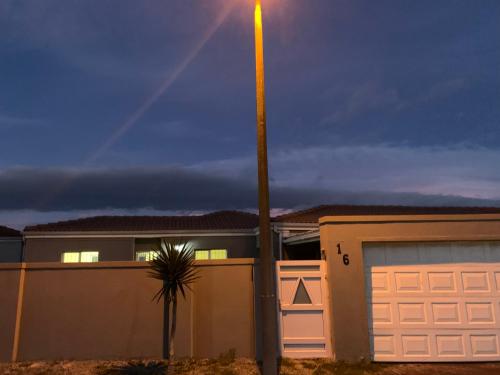un poste de luz junto a una casa con garaje en Naliya Guest house en Ciudad del Cabo