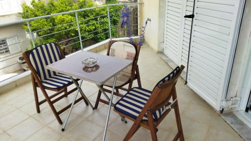 - Balcón con mesa y 4 sillas en Airport city center 3, en Spáta