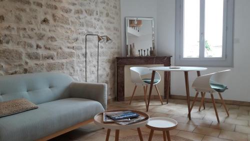 un salon avec un canapé et une table dans l'établissement Appartement centre-ville avec terrasse, à Montpellier
