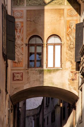 an archway in a building with two windows on it at Casa Zefìra in Feltre