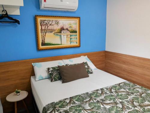 - une chambre avec un lit orné d'une peinture murale dans l'établissement No centro de Porto de Galinhas Praia Flats Temporada - Di Maré 104, à Porto de Galinhas