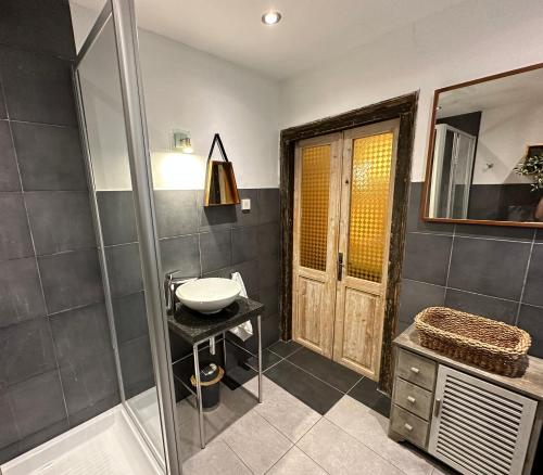 y baño con lavabo y ducha. en 5c Luxury Apartment Rovinj, en Rovinj