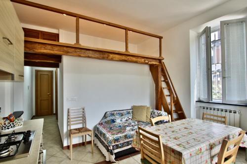 - une chambre avec des lits superposés et une échelle dans l'établissement appartamento cielo&terra2, à Levanto