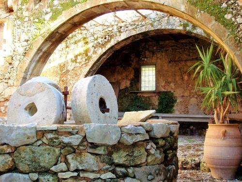 a stone wall in front of a building with a window at Fabrica in Vamos