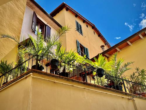een gebouw met een balkon met planten erop bij Terrazza Giuliana in Pescia