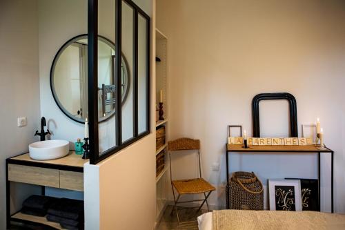 une salle de bain avec un lavabo et un miroir dans l'établissement 