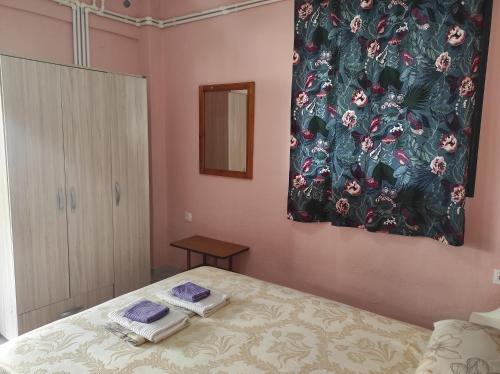 1 dormitorio con 1 cama con 2 toallas en Niki's house, en Agia Triada