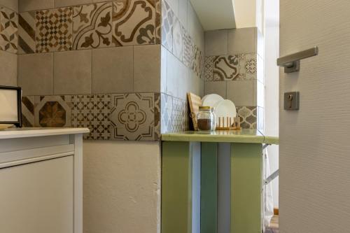 a kitchen with a rainbow counter in a room at A Casa Di Gaia in Riccò del Golfo di Spezia