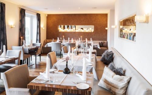 a dining room with a long table and chairs at Boutique Hotel Friesinger in Kressbronn am Bodensee