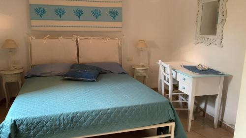 ムルタ・マリアにあるLa Tana del Dragoの小さなベッドルーム(ベッド1台、デスク付)