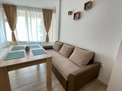 een woonkamer met een bank en een tafel bij Sveti Vlas - Central Beach Studio in Sveti Vlas
