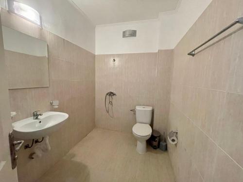 een badkamer met een toilet en een wastafel bij Sveti Vlas - Central Beach Studio in Sveti Vlas