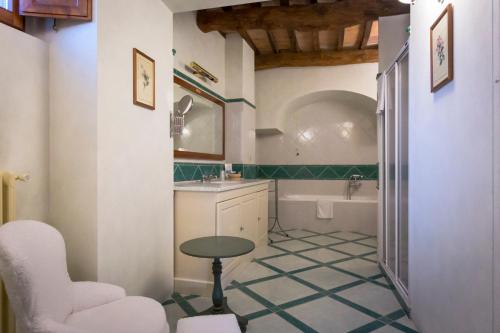 a bathroom with a sink and a tub at Fonte De' Medici in San Casciano in Val di Pesa