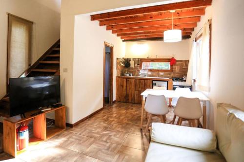 sala de estar con mesa y cocina en Casa Moderna entre Coihues en San Carlos de Bariloche