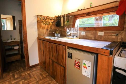 cocina con fregadero y nevera en Casa Moderna entre Coihues en San Carlos de Bariloche