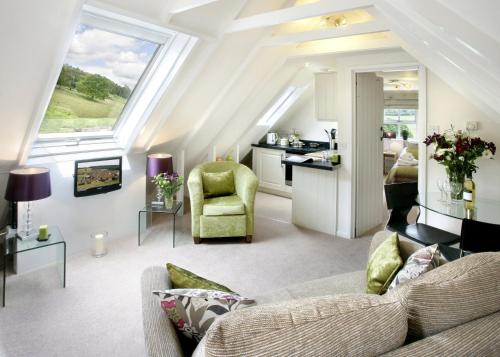 a living room with a ceiling with skylights at Get-Togethers with function room in Little Dean