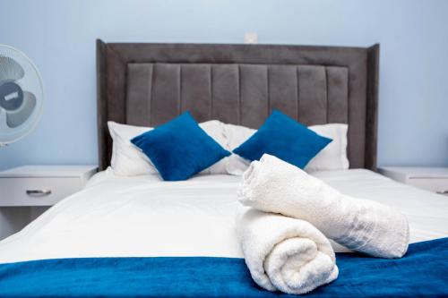 sypialnia z łóżkiem z ręcznikami w obiekcie Tiamcy homes w mieście Kisumu