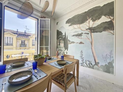une salle à manger avec un grand tableau mural dans l'établissement Nestor&Jeeves - SEAHORSE - Central - Proche mer, à Nice