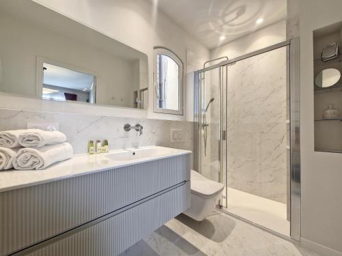 une salle de bain blanche avec un lavabo et une douche dans l'établissement Nestor&Jeeves - SEAHORSE - Central - Proche mer, à Nice