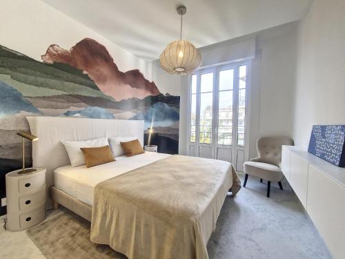 une chambre avec un lit et un tableau au mur dans l'établissement Nestor&Jeeves - SEAHORSE - Central - Proche mer, à Nice