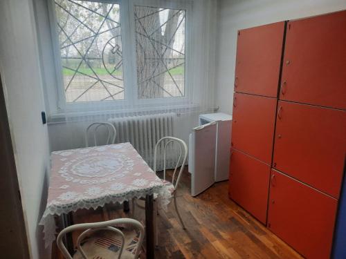 a dining room with a table and a window at Hun-Thor Szálláshely in Oroszlány