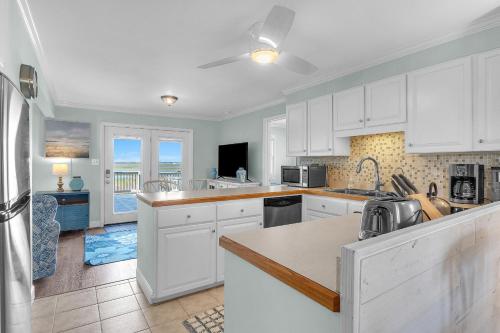 Η κουζίνα ή μικρή κουζίνα στο Here and Now by Oak Island Accommodations
