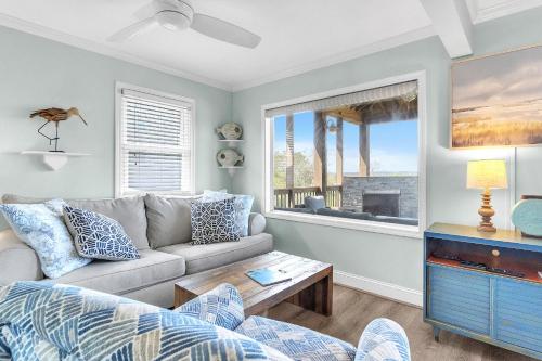 Χώρος καθιστικού στο Here and Now by Oak Island Accommodations