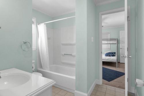 Ένα μπάνιο στο Here and Now by Oak Island Accommodations
