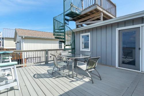 Μπαλκόνι ή βεράντα στο Here and Now by Oak Island Accommodations