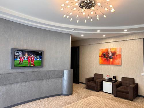 Телевизор и/или развлекательный центр в Astor Hotel