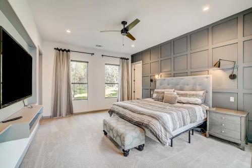 1 dormitorio con 1 cama y TV de pantalla plana en Serene Austin Stunner, en Austin