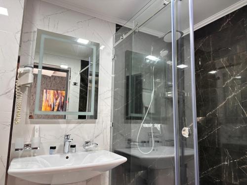 Ванная комната в Astor Hotel