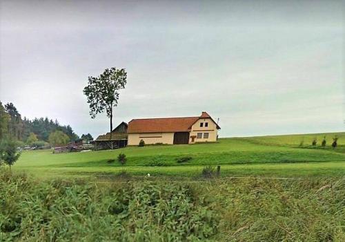 een huis in het midden van een groen veld bij Apartmány Turkovna 