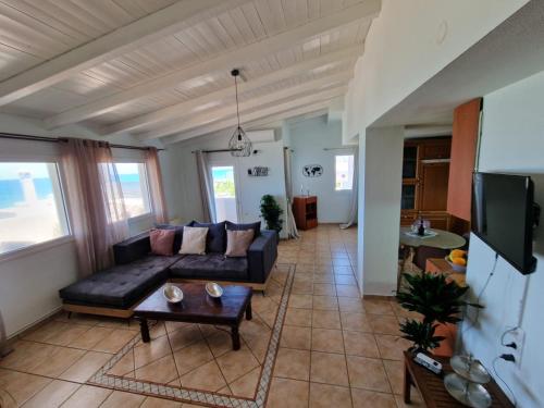 Μια τηλεόραση ή/και κέντρο ψυχαγωγίας στο Astra Sea View Apartment, Sea Front