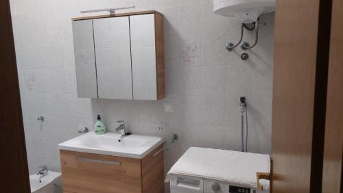 ein Bad mit einem Waschbecken und einem Spiegel in der Unterkunft Iva in Zadar