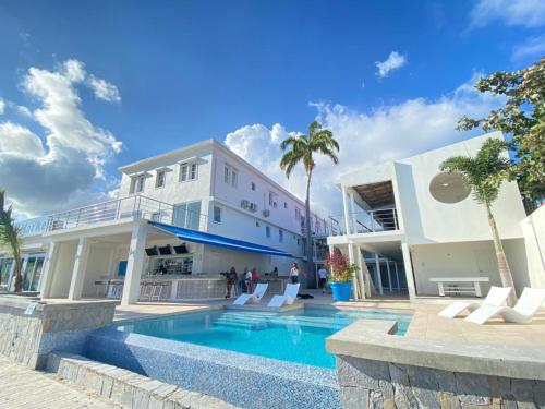 una casa con piscina al lado de un edificio en Seaview Beach Hotel en Philipsburg