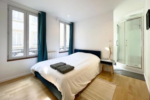 1 dormitorio con 1 cama con 2 toallas en Appart 2 personnes Cherbourg Hyper centre, en Cherbourg-en-Cotentin