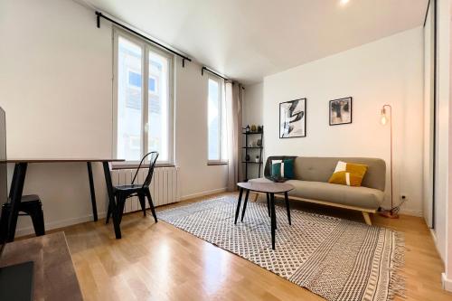 un salon avec un canapé et une table dans l'établissement Appart 2 personnes Cherbourg Hyper centre, à Cherbourg en Cotentin