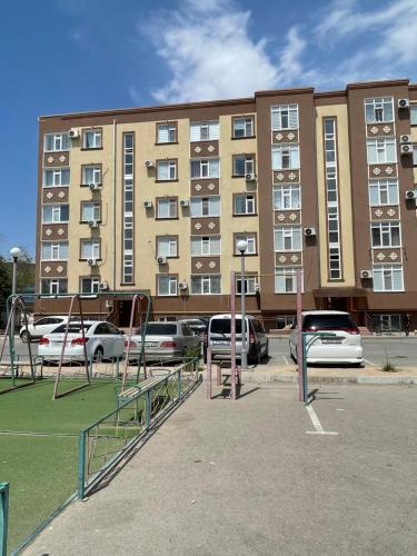 parking z boiskiem do koszykówki przed budynkiem w obiekcie Апартаменты у Натальи w mieście Aktau