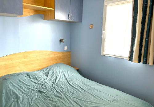 1 dormitorio con cama y ventana en Le Fango en Lumio