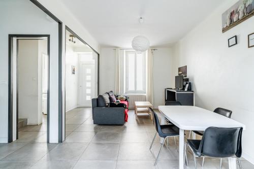 un salon avec une table et un canapé dans l'établissement Maison de ville pour 7 personnes, à Marseille