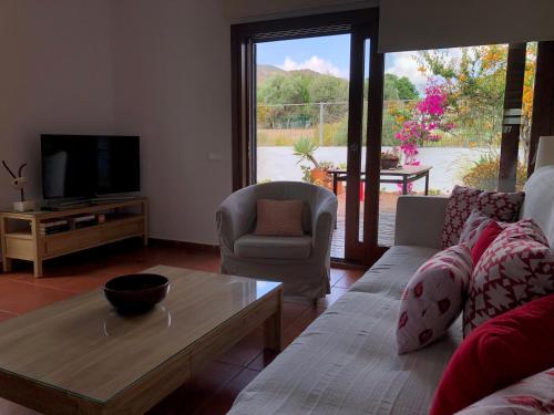 Televízia a/alebo spoločenská miestnosť v ubytovaní CASA GRANADO en Cabo de Gata